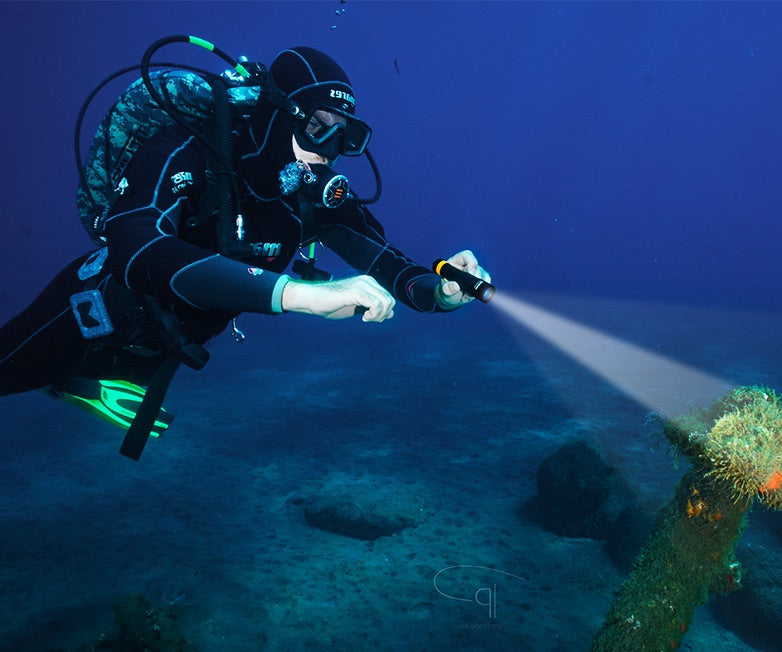 OrcaTorch D700 Rechargeable Dive Torch 1700 Lumens – BLACK